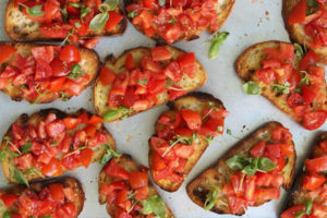 Les bruchettas à la tomate et basilic